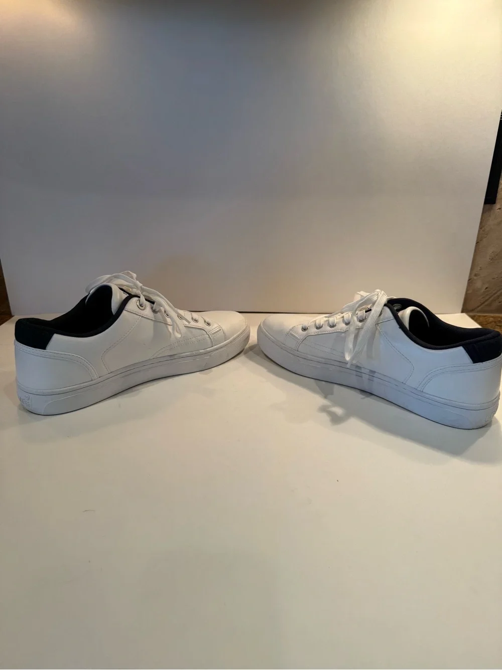 Levi's Men's White Courtright Low-Top Sneakers with Navy Trim